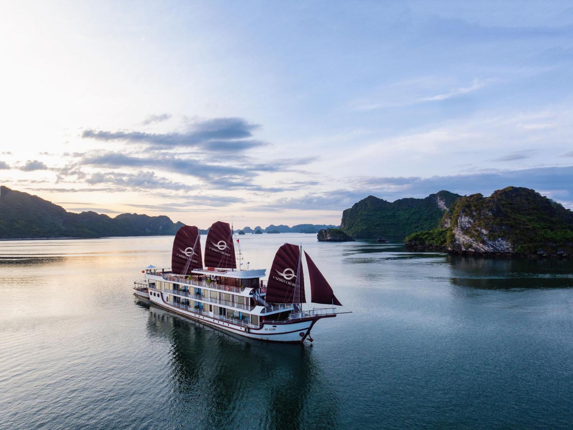 Hotel V'Spirit Cruise Hạ Long Exterior foto